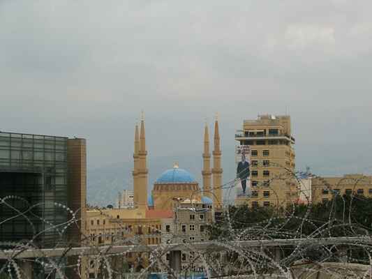 Libanon_Marek_Cejka (29) - Beirut - mosque behind barbed wire