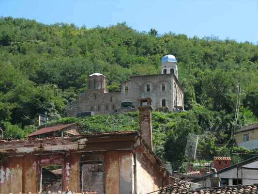 Serbija a Kosovo06 166 - Prizren - vypalena srbska ctvrt a kostely