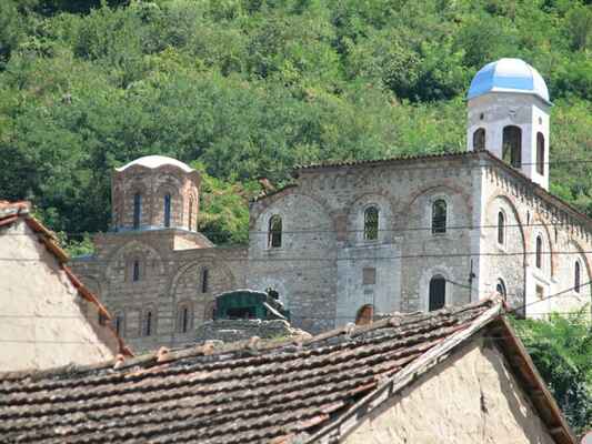 Serbija a Kosovo06 171 - Prizren - vypalena srbska ctvrt a kostely