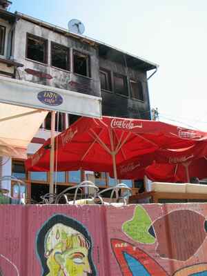Serbija a Kosovo06 187 - Prizren - vypalena srbska ctvrt + kavarna v provozu