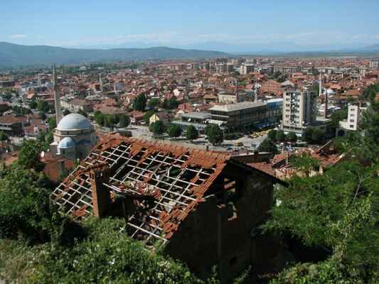 Serbija a Kosovo06 191 - Prizren - vypalena srbska ctvrt a kostely