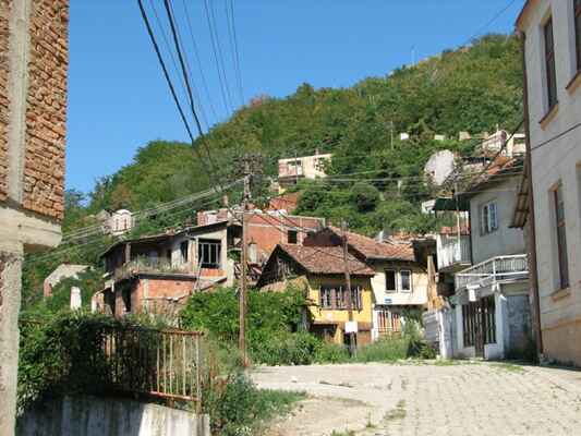 Serbija a Kosovo06 199 - Prizren - vypalena srbska ctvrt a kostely