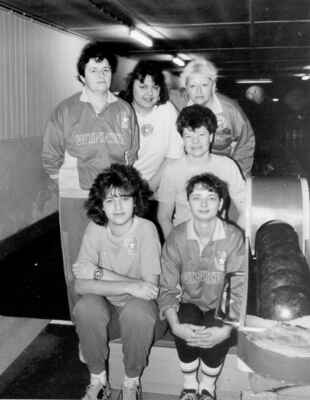 1990 - družstvo žen - nahoře: V.Horvátová, I.Štochlová, V.Janečková   dole: L.Procházková, J.Kahounová, V.Voráčková