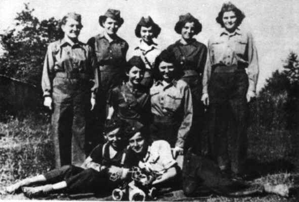 Družstvo žen (Hartmanová, Škopová, Tomášová, Martínková M., Dušková, Jarošová) - rok 1952