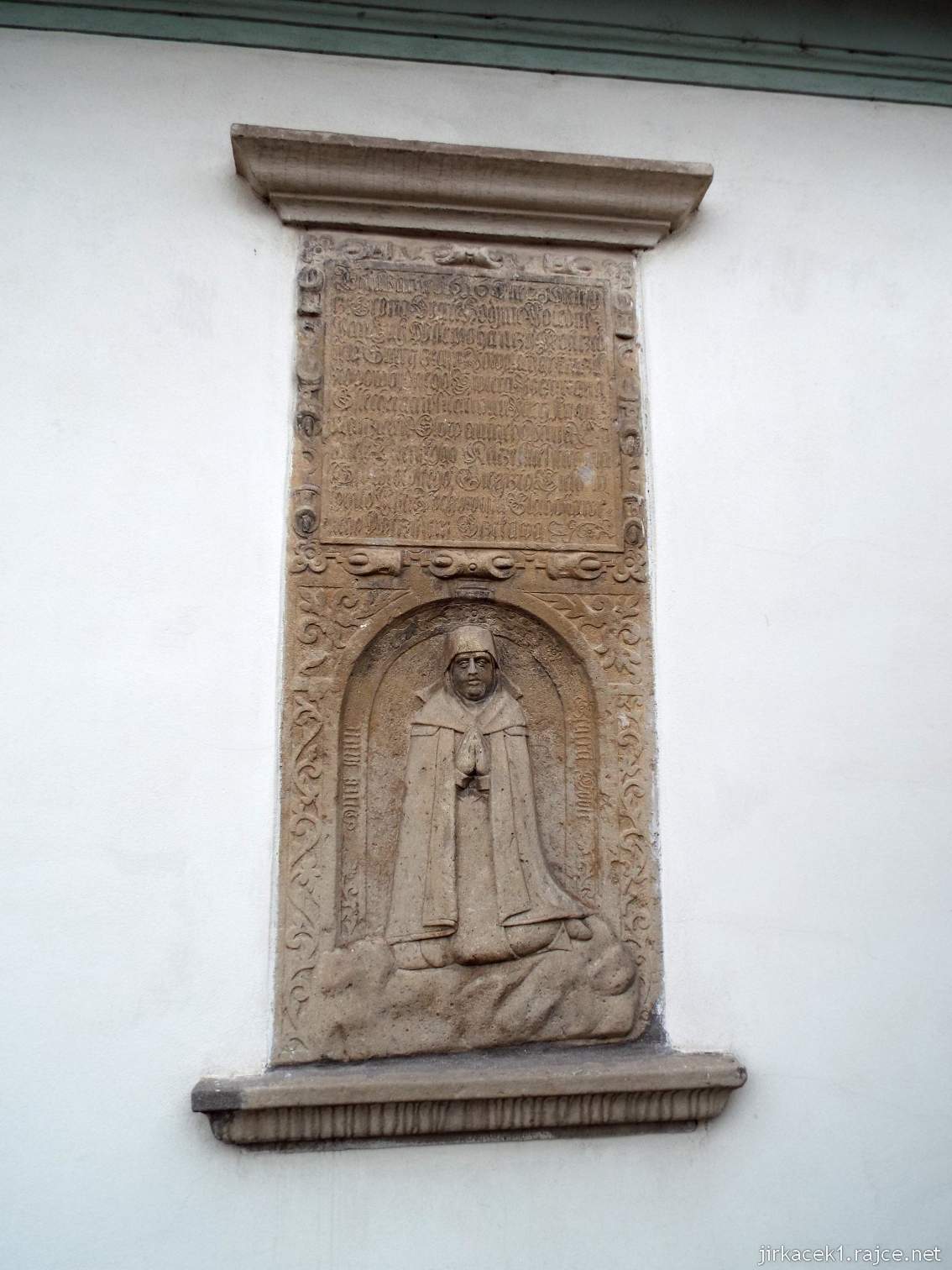 Slavkov u Brna - kaple sv. Jana Křtitele - náhrobní deska na fasádě kaple