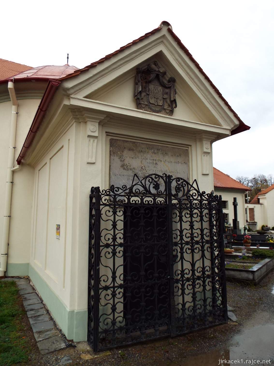 Slavkov u Brna - kaple sv. Jana Křtitele - rodinná hrobku Kouniců z roku 1795 s klasicistním tympanonem nad vstupem a erbem rodu Kouniců