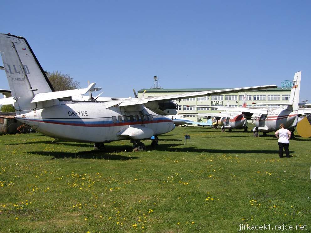 Kunovice - letecké muzeum 22 - celkový pohled na exponáty