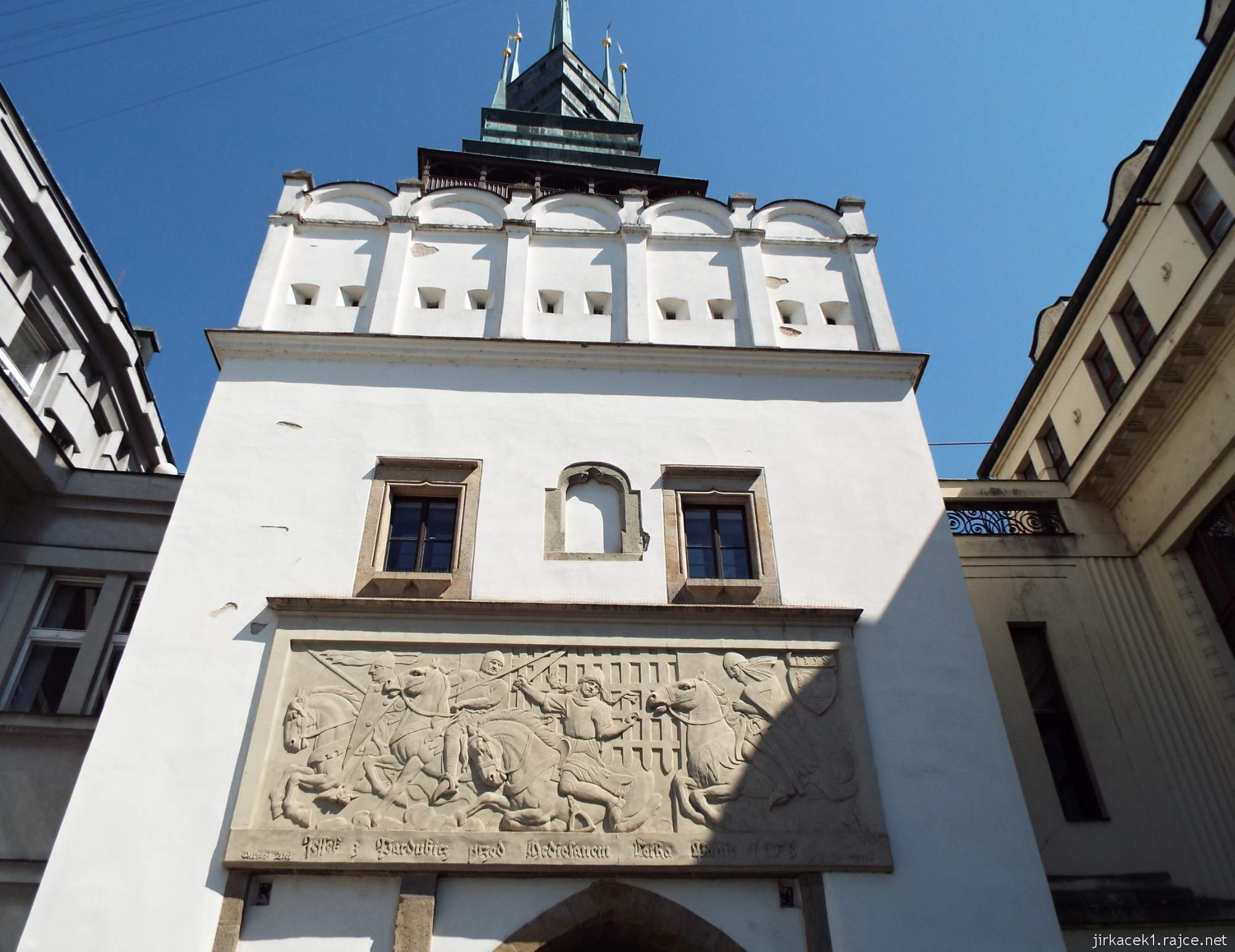 Pardubice - Zelená brána 08 - reliéf vytvořený podle návrhu Mikoláše Alše, zpodobňující erbovní pověst pánů z Pardubic