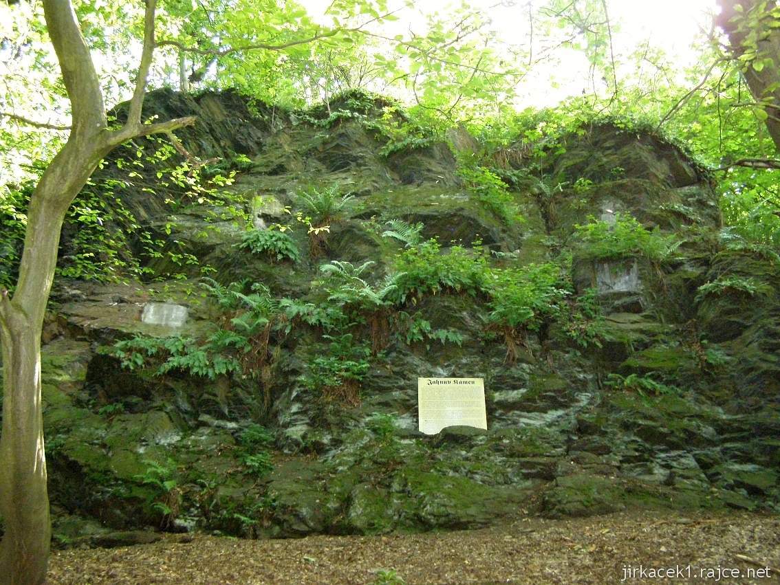 Moravská Třebová - Jahnův kámen - skála s informační tabulkou