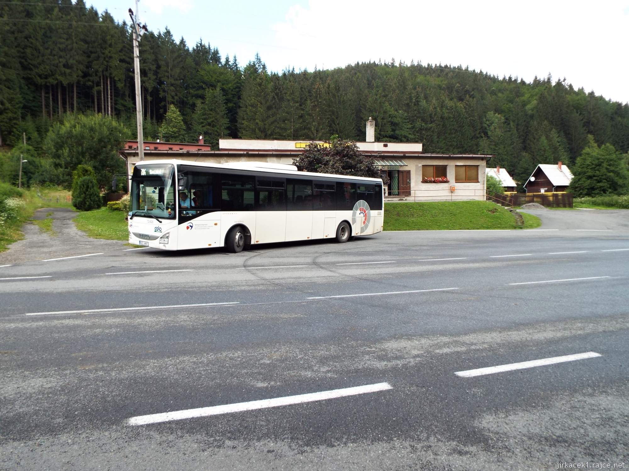 autobusová zastávka v Horní Lomné
