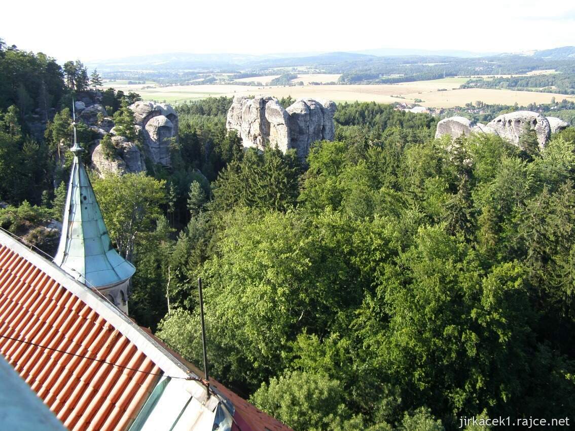 zámek Hrubá Skála 14 - pohled z věže na skalní město