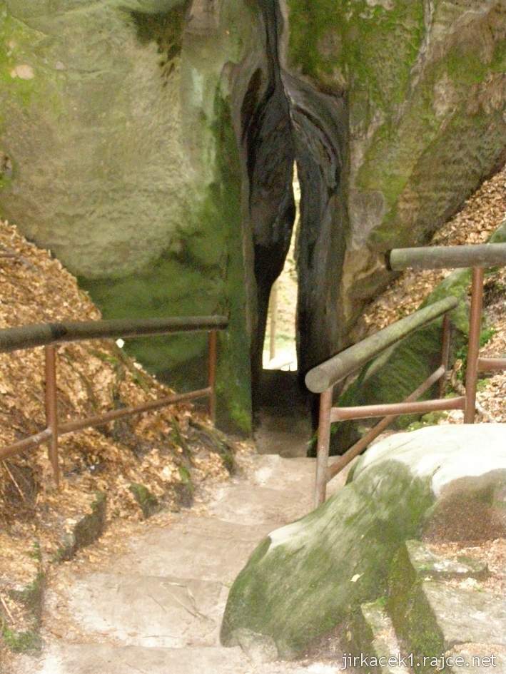 Hruboskalsko - Adamovo lože - průchod skalní průrva