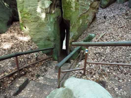 Hruboskalsko - Adamovo lože - schody a skalní průrva směrem na zámek Hrubá Skála