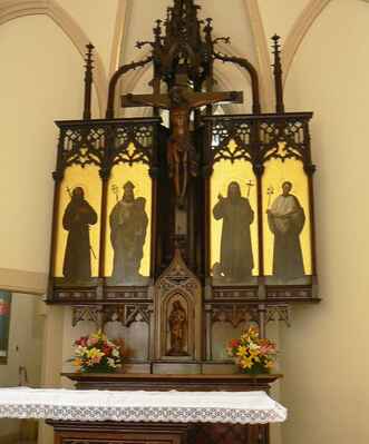 Hlavní oltář je řezaný ze dřeva – také v pseudogotickém stylu – od Franze Neumeiera a obrazy pravděpodobně od Franze  Ettenbacha z Kolína nad Rýnem, který patřil k novoromantické škole.