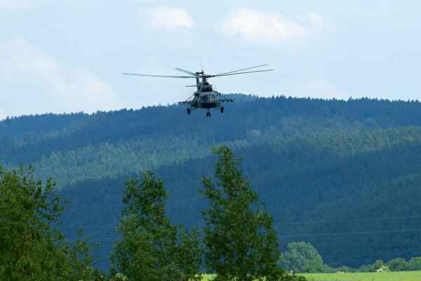 Mi171 přilétá s parašutisty